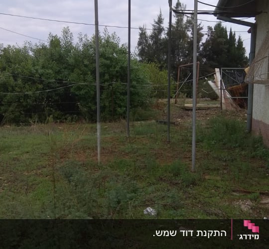 דוד שמש המוצב על עמודים. 